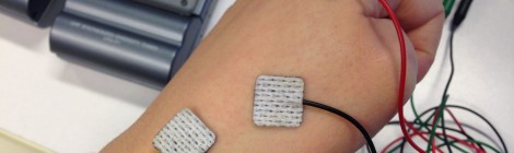 筋電センサーと照明の同期