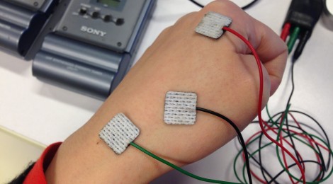 筋電センサーと照明の同期